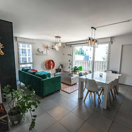 Bright Near The * Бордо