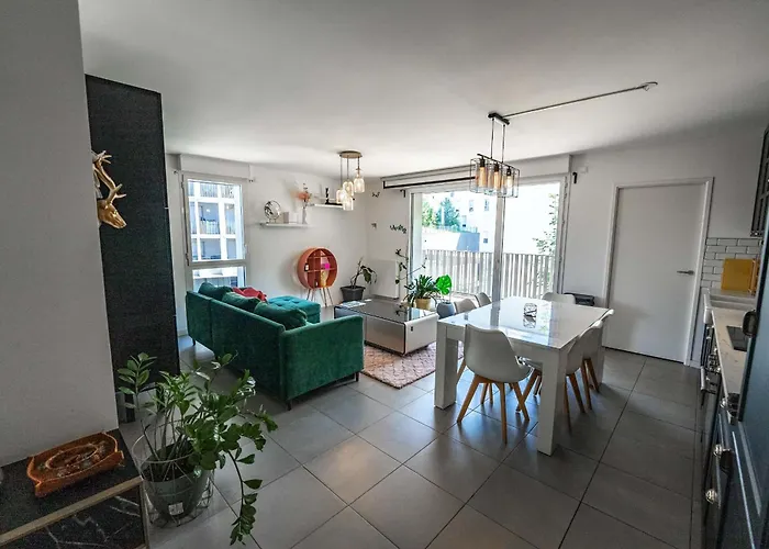 Bright Near The * Бордо