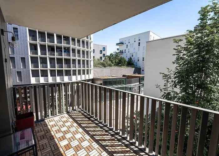 Bright Near The * Бордо